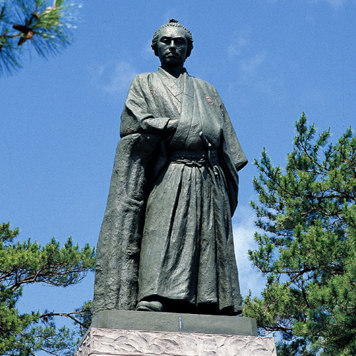 桂浜の「龍馬銅像」・・意外と大きいです!